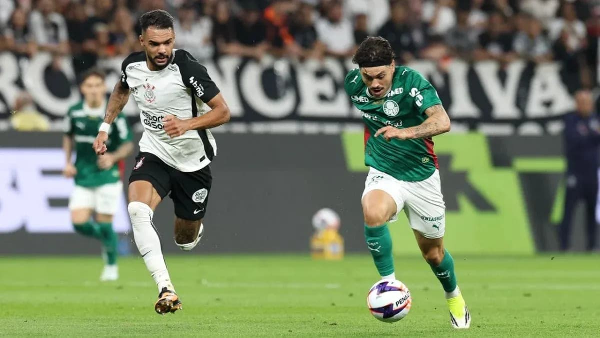 Jugador de Palmeiras corriendo con el balón Jugador de Palmeiras corriendo con el balón