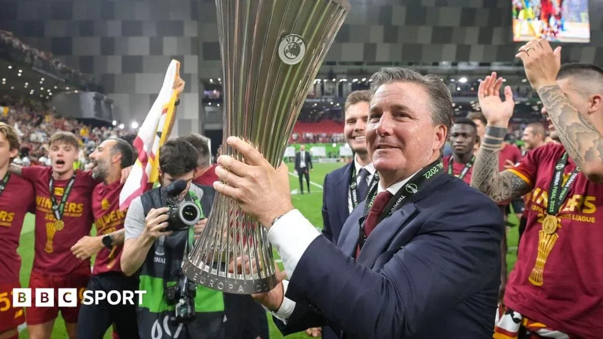 Entrenador levantando el trofeo de la Europa League Entrenador levantando el trofeo de la Europa League