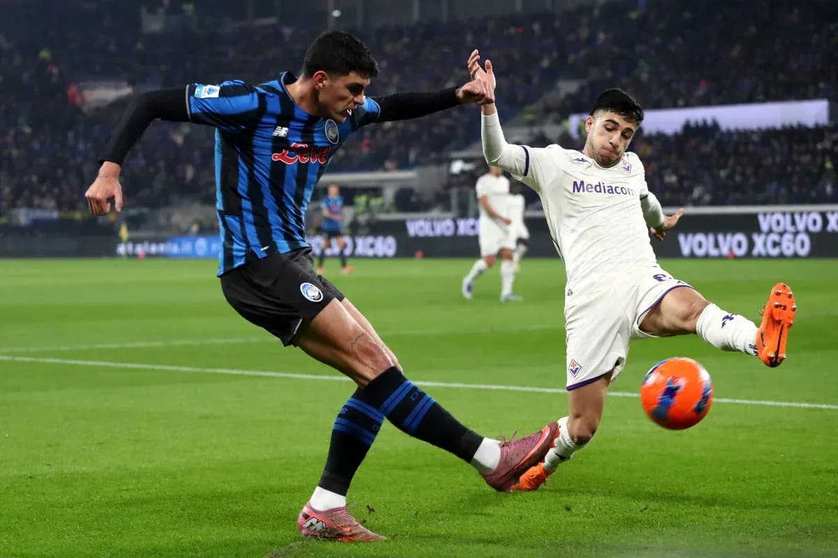 Jugador de Fiorentina y Atalanta en acción Jugador de Fiorentina y Atalanta en acción