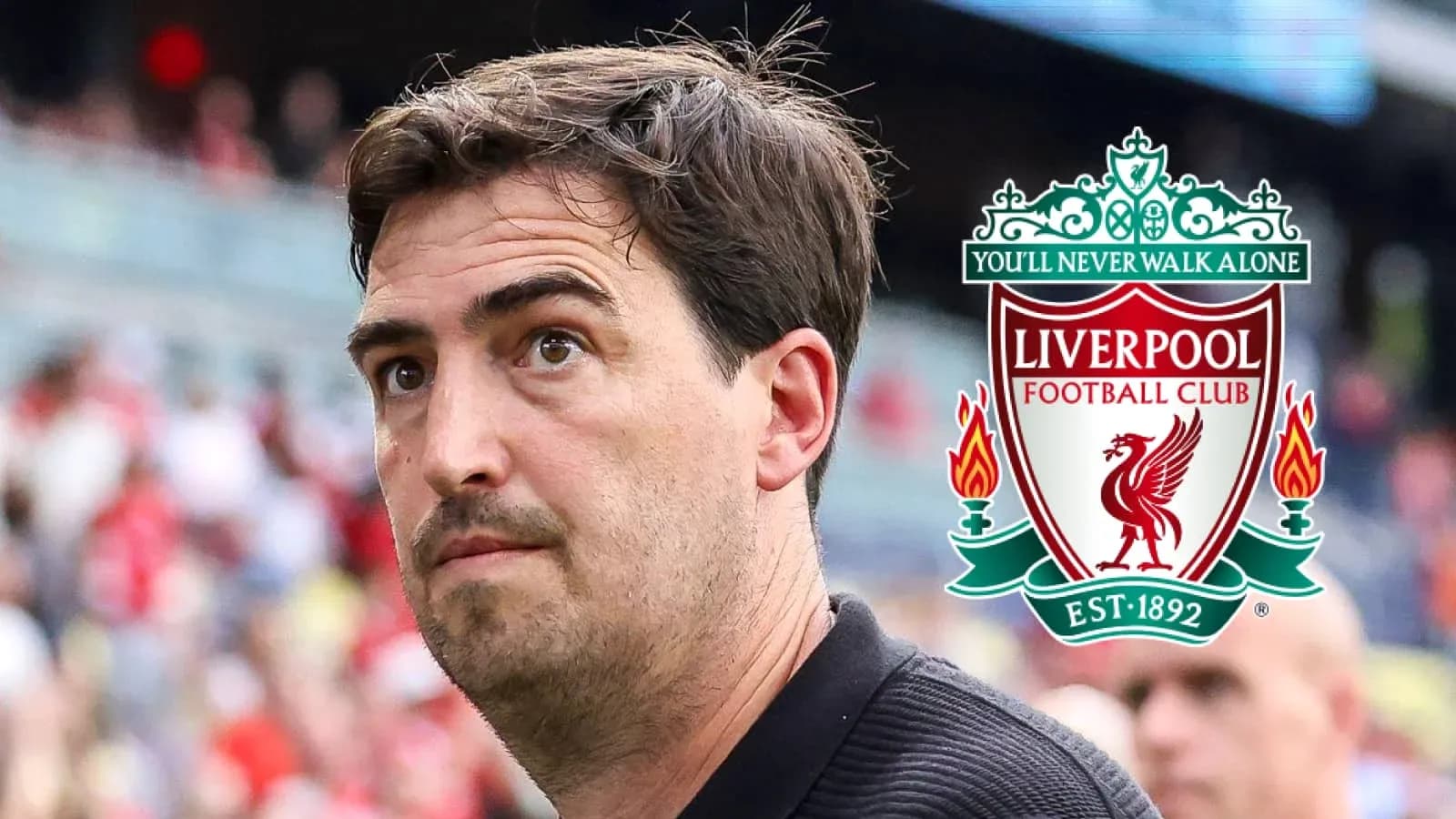 Entrenador mirando durante un partido de Liverpool Entrenador mirando durante un partido de Liverpool