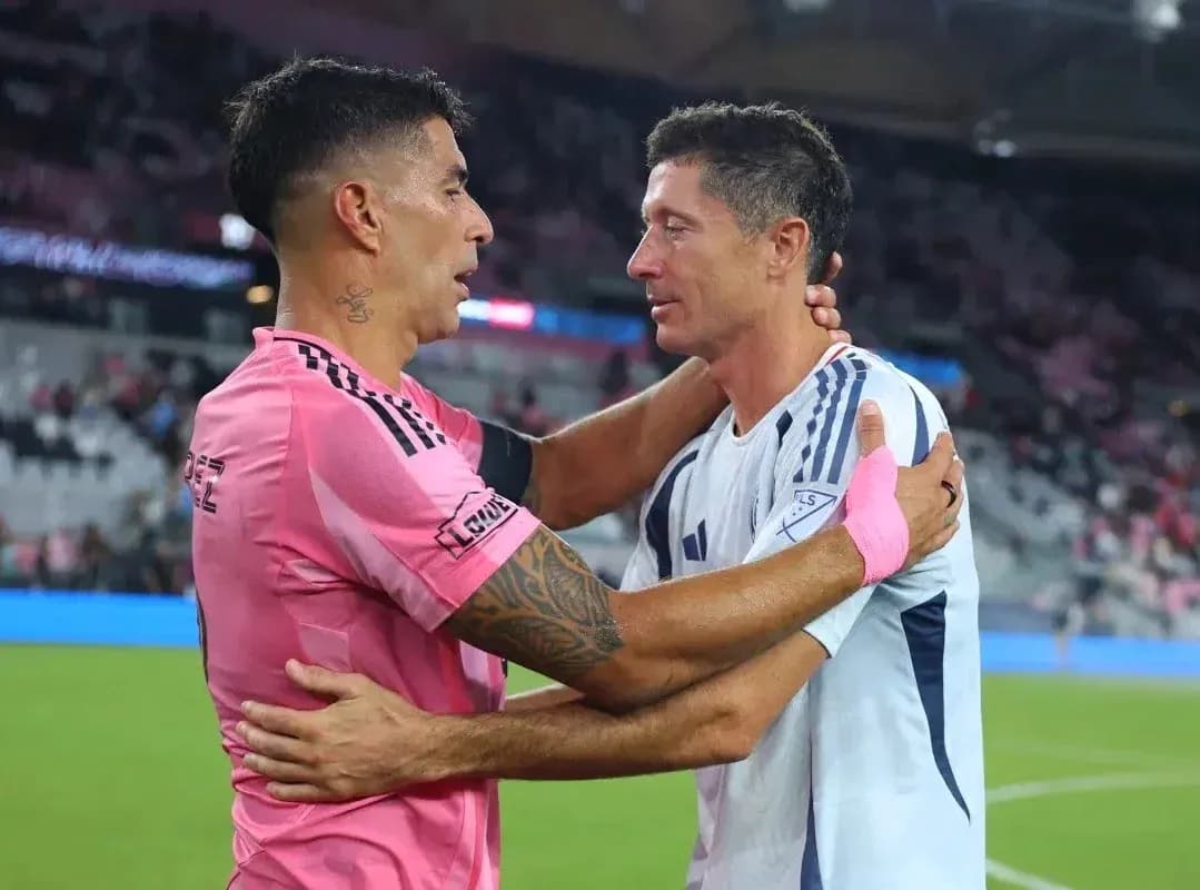 Jugadores de Chicago Fire e Inter Miami se abrazan Jugadores de Chicago Fire e Inter Miami se abrazan