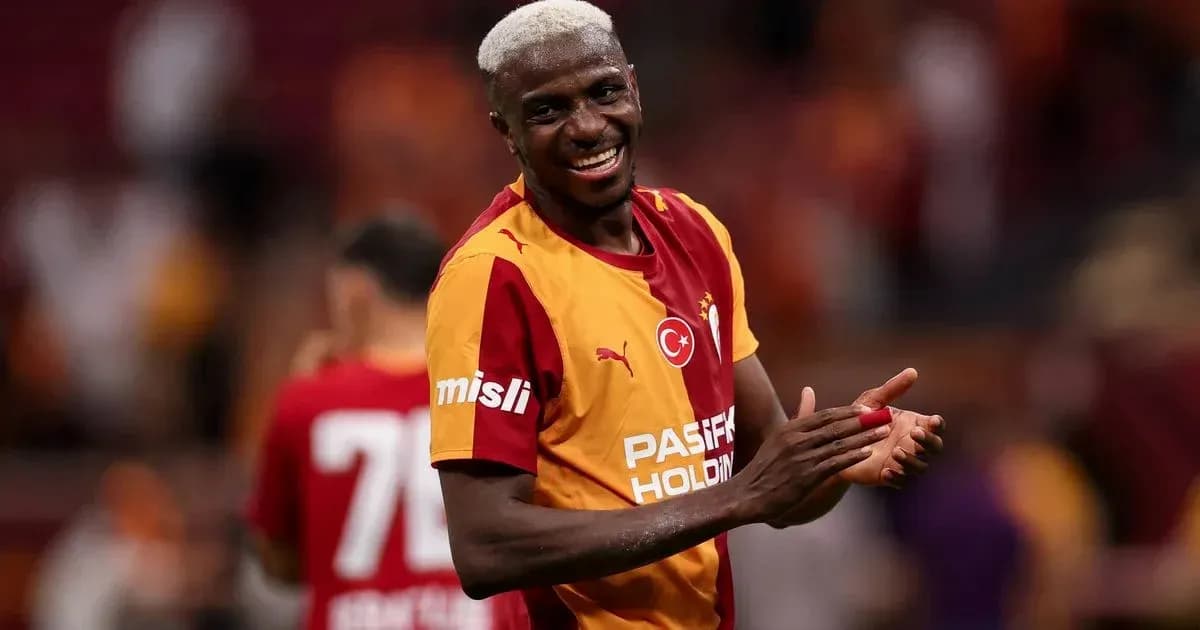 Jugador de Galatasaray celebrando en el campo Jugador de Galatasaray celebrando en el campo