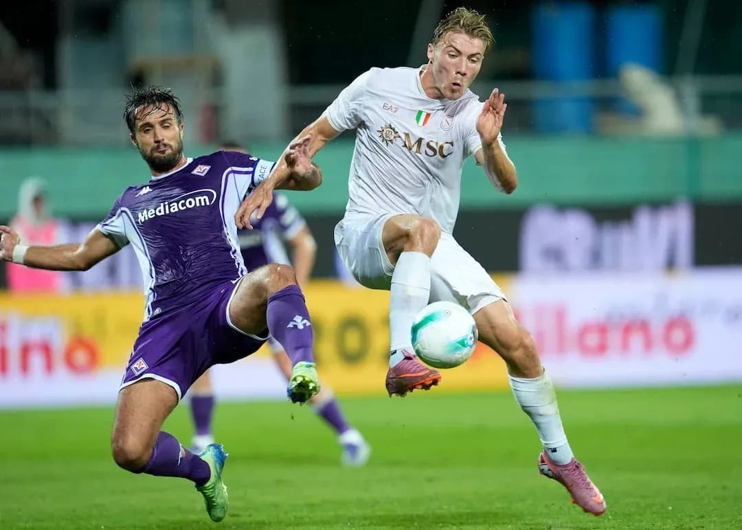 Jugadores de Fiorentina y Napoli en acción Jugadores de Fiorentina y Napoli en acción