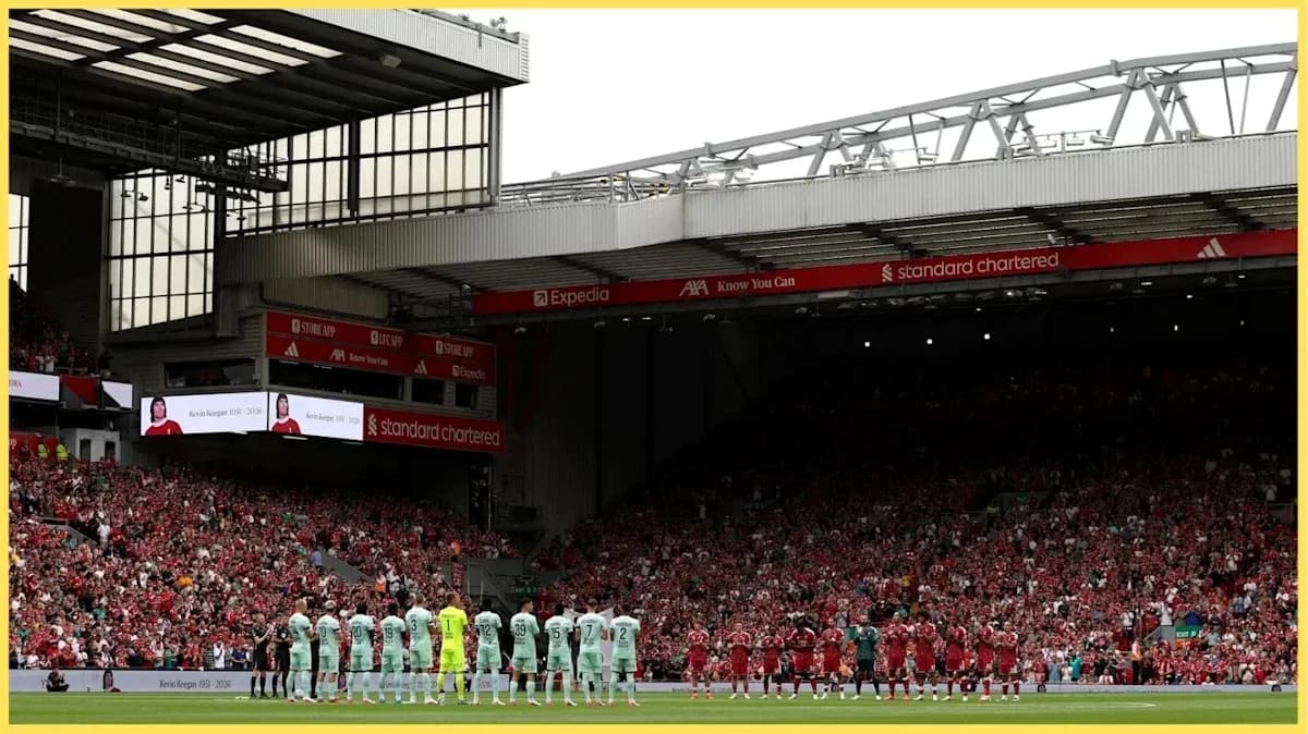 Jugadores alineados en homenaje antes del partido Jugadores alineados en homenaje antes del partido