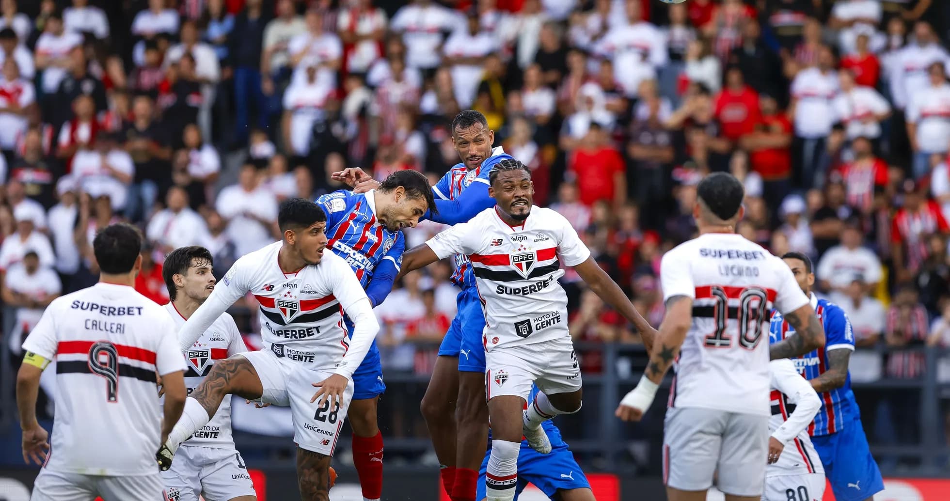 Jugadores de Bahia y Sao Paulo en acción Jugadores de Bahia y Sao Paulo en acción