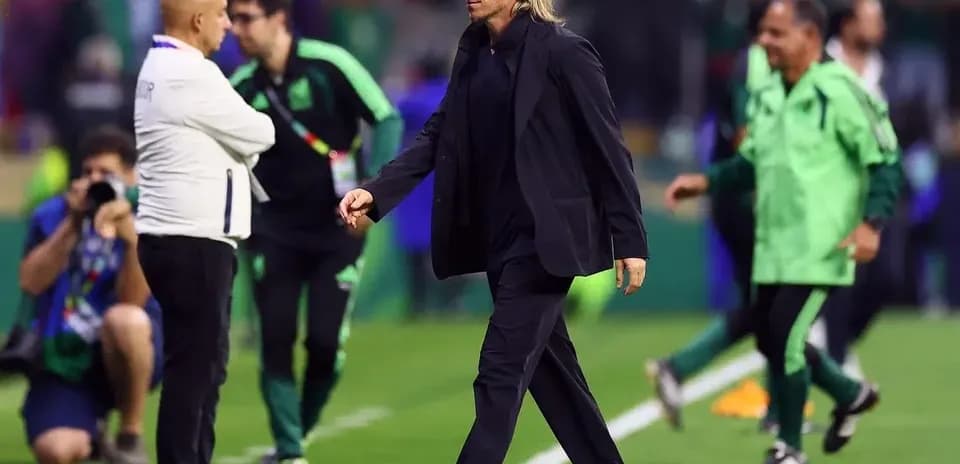 Entrenador caminando por el campo después del partido Entrenador caminando por el campo después del partido