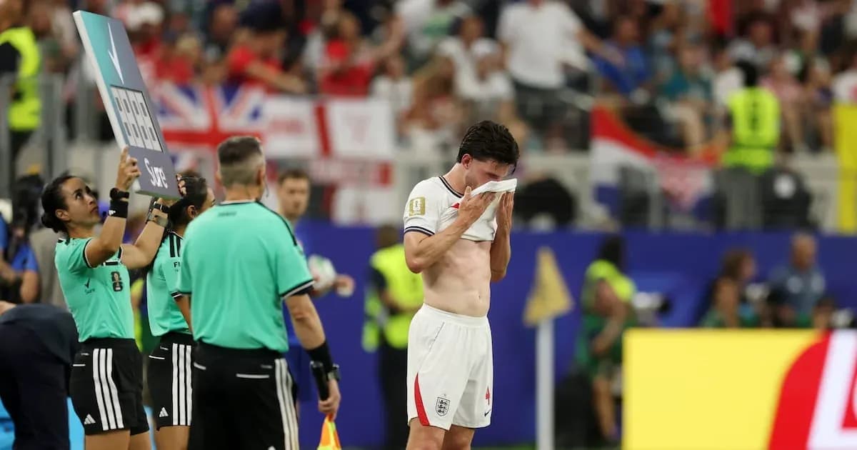 Jugador de Inglaterra se prepara para ser sustituido Jugador de Inglaterra se prepara para ser sustituido