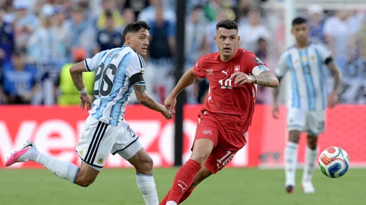 Jugadores de Argentina y Suiza compiten por el balón Jugadores de Argentina y Suiza compiten por el balón