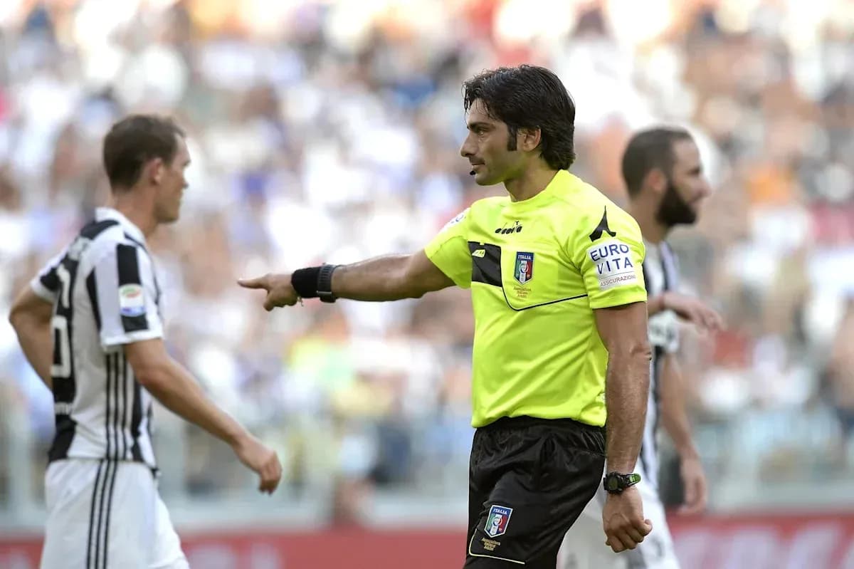 Árbitro señalando a un jugador durante el partido Árbitro señalando a un jugador durante el partido