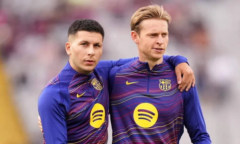 Dos jugadores de Barça posando en el campo Dos jugadores de Barça posando en el campo