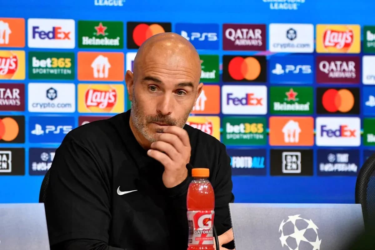 Entrenador hablando en conferencia de prensa UEFA Champions League Entrenador hablando en conferencia de prensa UEFA Champions League