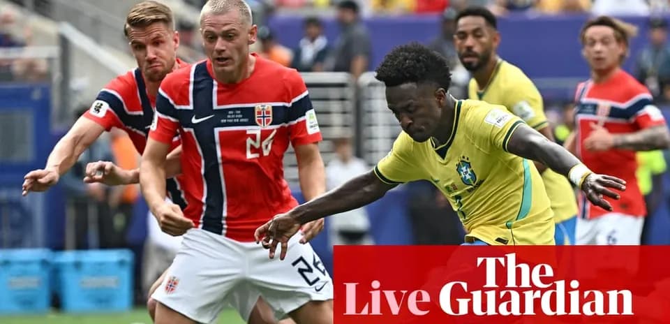 Jugador de Brasil driblando a defensores de Noruega Jugador de Brasil driblando a defensores de Noruega