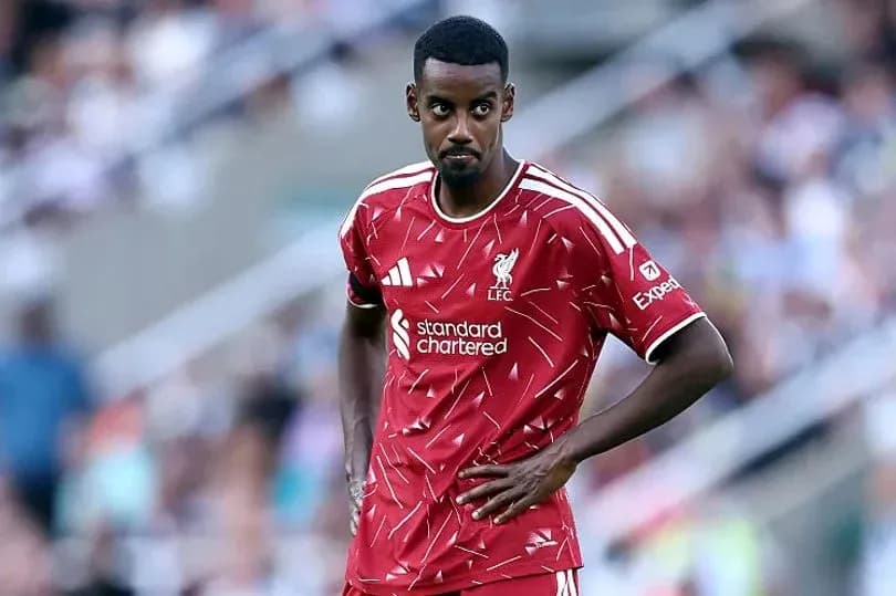 Jugador de Liverpool en la cancha durante el partido Jugador de Liverpool en la cancha durante el partido