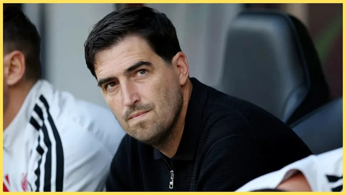 Entrenador observando desde el banquillo del equipo Entrenador observando desde el banquillo del equipo