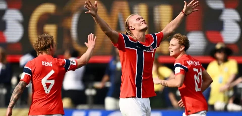 Jugadores de Noruega celebrando un gol en el partido Jugadores de Noruega celebrando un gol en el partido