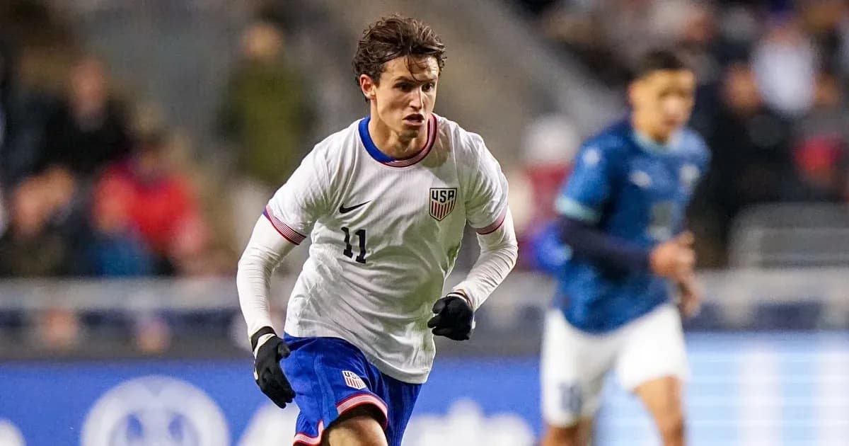 Jugador de Estados Unidos corriendo durante un partido Jugador de Estados Unidos corriendo durante un partido