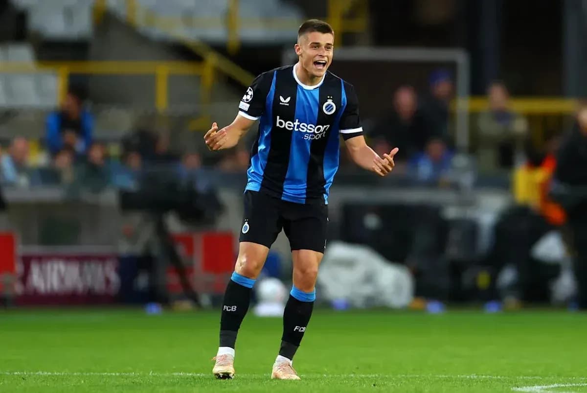 Jugador de Club Brugge gesticulando durante el partido Jugador de Club Brugge gesticulando durante el partido