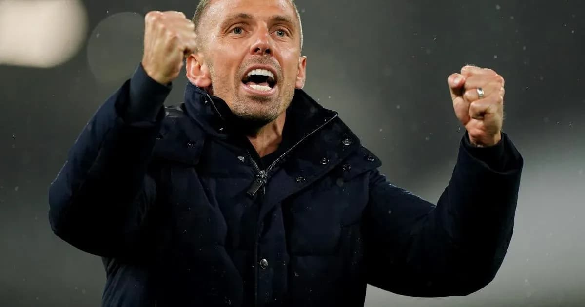 Entrenador celebrando en el campo durante el partido Entrenador celebrando en el campo durante el partido
