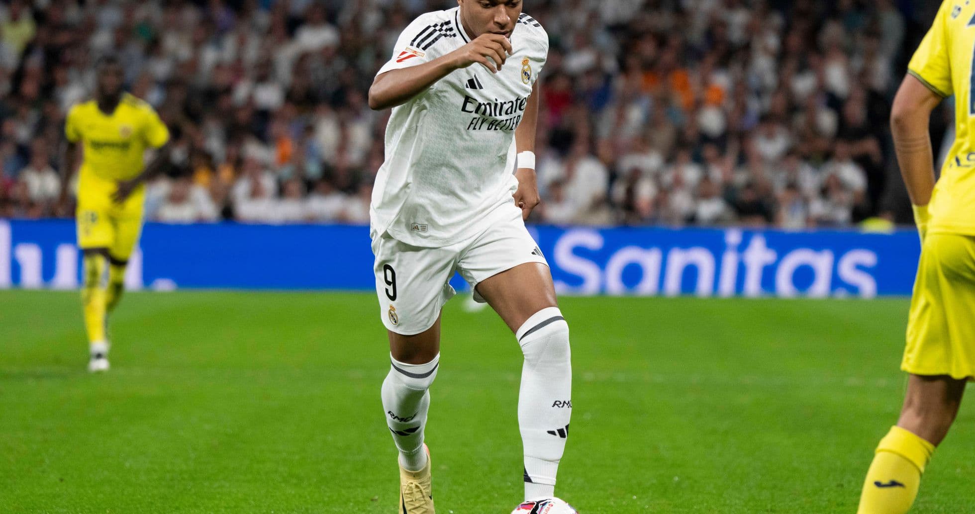 Jugador de Real Madrid corriendo con el balón Jugador de Real Madrid corriendo con el balón