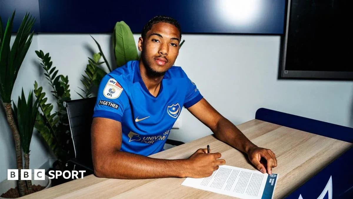 Jugador de Portsmouth firmando contrato en oficina Jugador de Portsmouth firmando contrato en oficina