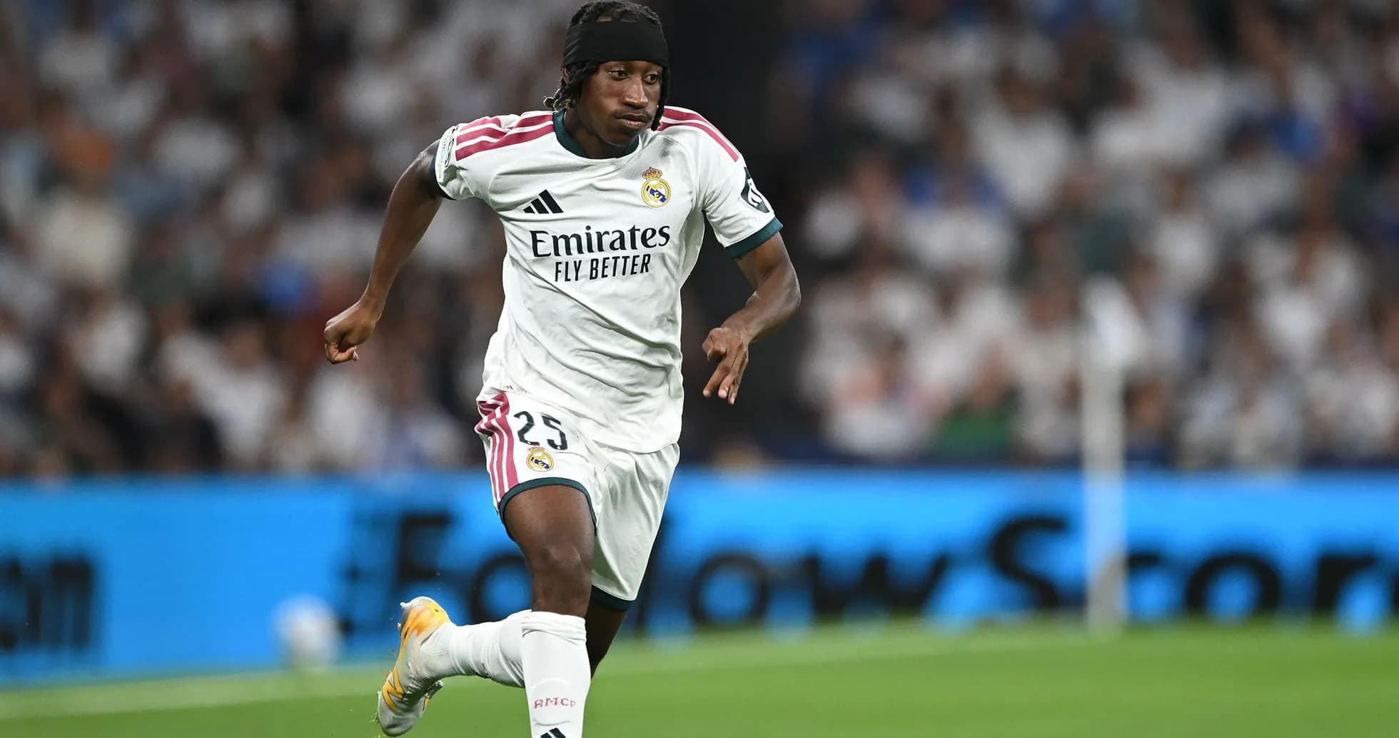 Jugador de Real Madrid corriendo por el campo Jugador de Real Madrid corriendo por el campo