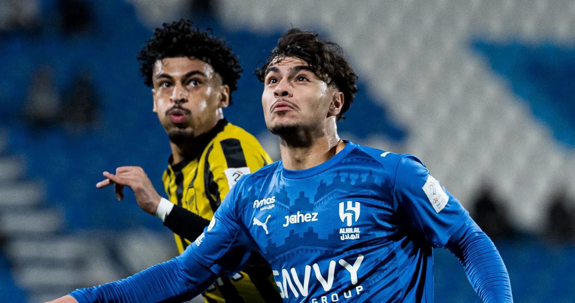 Jugadores de Al Hilal e Ittihad en acción durante partido Jugadores de Al Hilal e Ittihad en acción durante partido