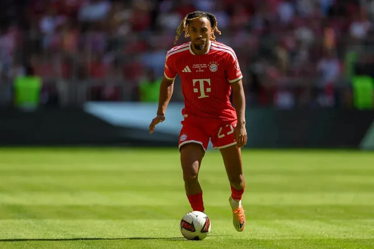 Jugador de Bayern Munich corriendo con el balón Jugador de Bayern Munich corriendo con el balón