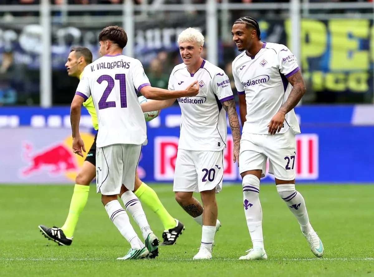 Jugadores de Fiorentina celebrando un gol Jugadores de Fiorentina celebrando un gol