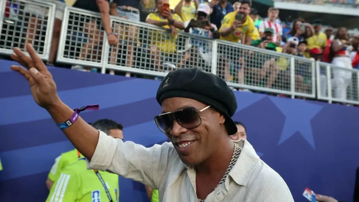 Hombre saludando en un evento deportivo Hombre saludando en un evento deportivo