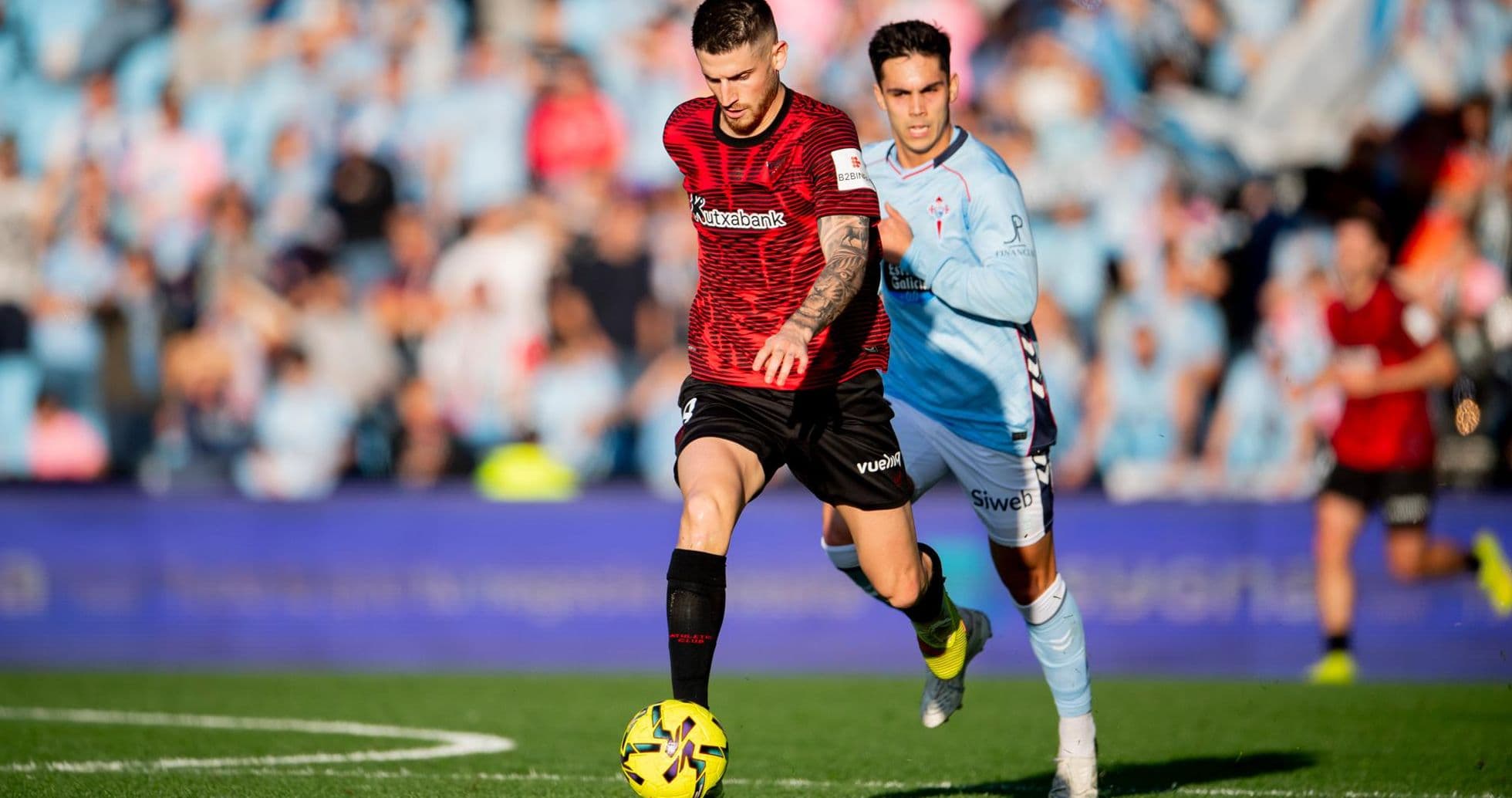Jugador de Athletic Club avanzando con el balón Jugador de Athletic Club avanzando con el balón