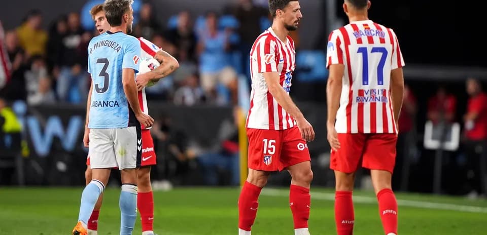 Jugadores de Atlético Madrid y Celta Vigo en el campo Jugadores de Atlético Madrid y Celta Vigo en el campo