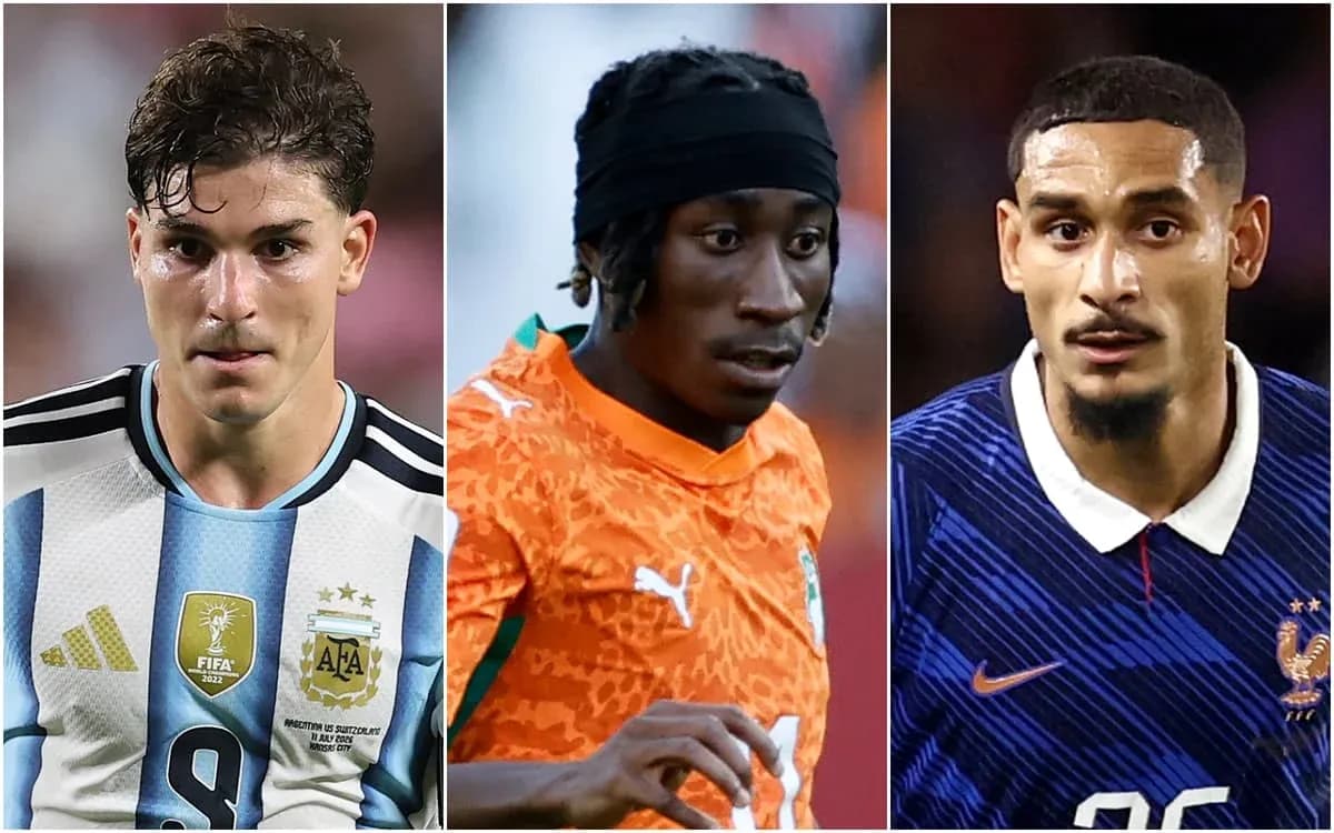 Tres jugadores de fútbol en diferentes camisetas nacionales Tres jugadores de fútbol en diferentes camisetas nacionales