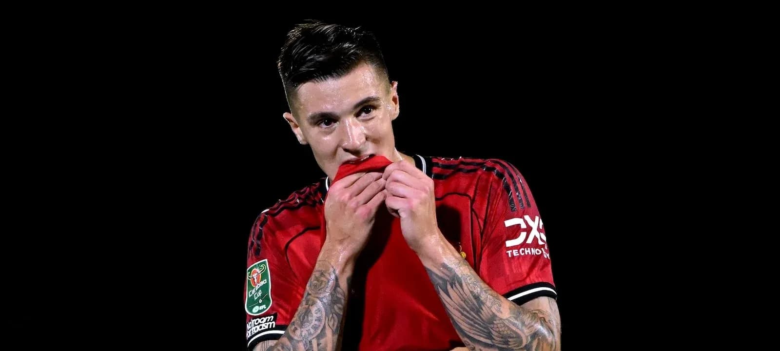 Jugador con camiseta roja tocándose la boca Jugador con camiseta roja tocándose la boca