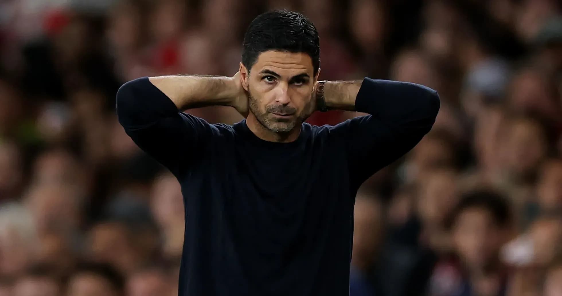 Entrenador con manos en la cabeza durante el partido Entrenador con manos en la cabeza durante el partido