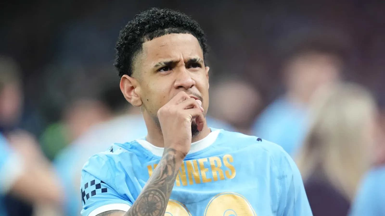Jugador pensativo con camiseta azul en el campo Jugador pensativo con camiseta azul en el campo