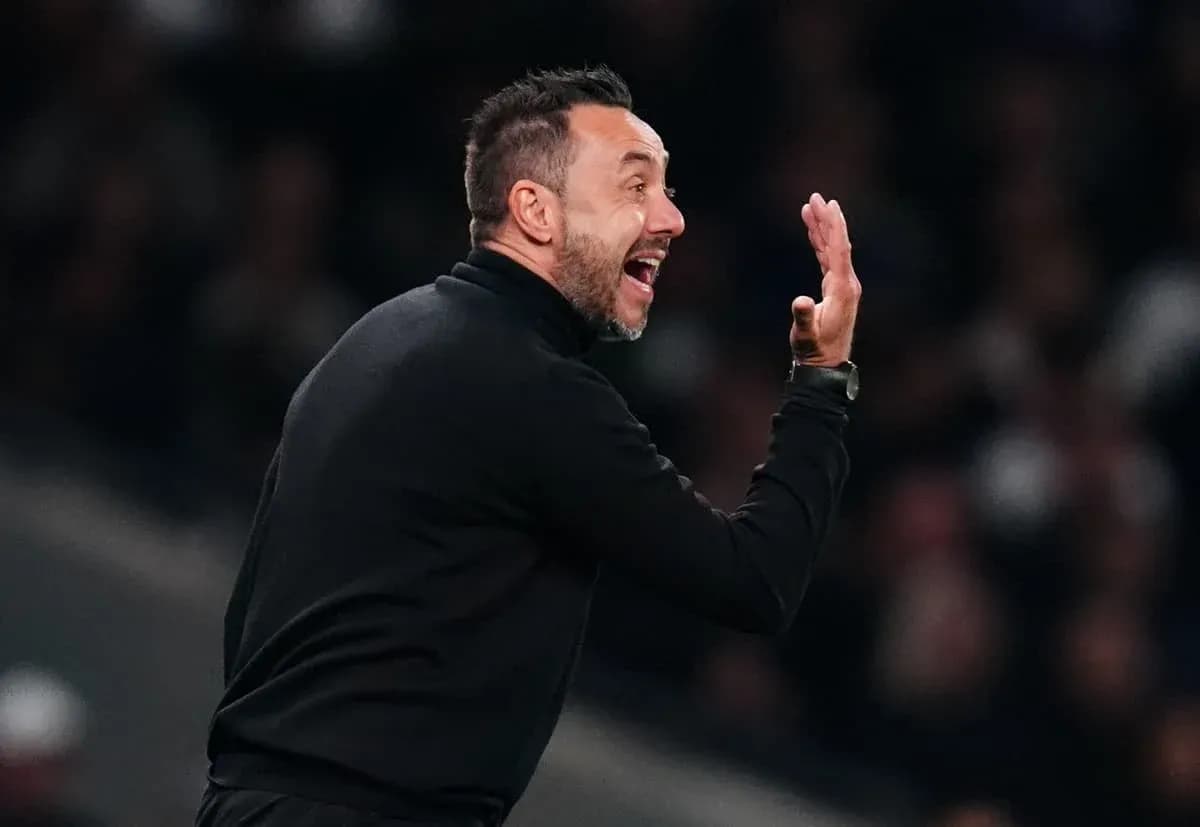Entrenador gesticulando durante un partido de fútbol Entrenador gesticulando durante un partido de fútbol