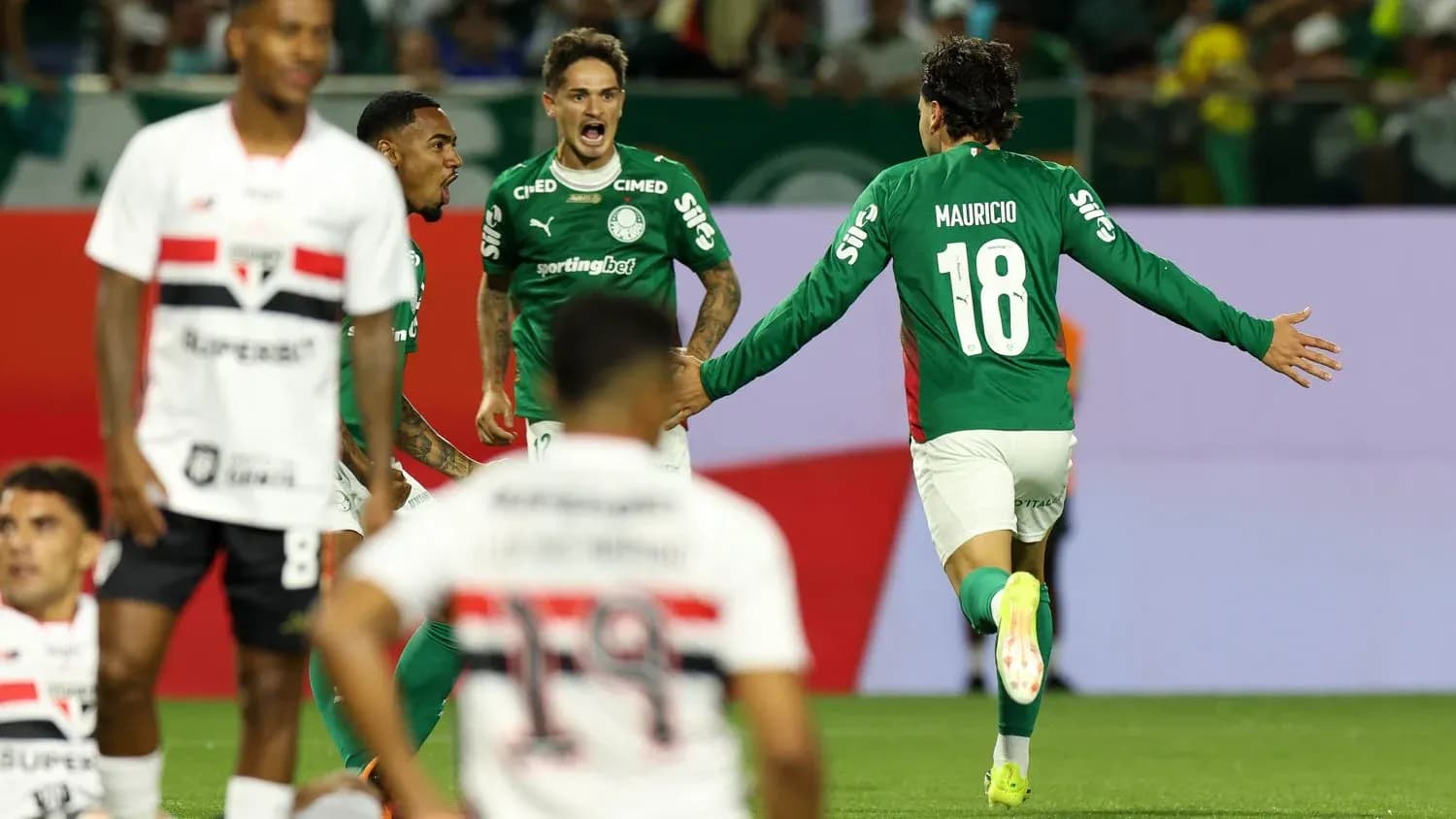 Jugadores de Palmeiras celebrando un gol Jugadores de Palmeiras celebrando un gol