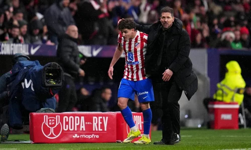 Jugador de Atlético de Madrid es sustituido por el entrenador Jugador de Atlético de Madrid es sustituido por el entrenador