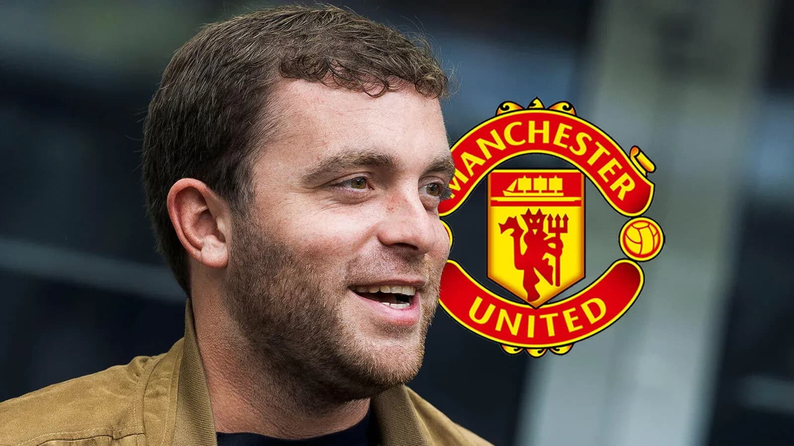 Persona sonriendo frente al logo de Manchester United Persona sonriendo frente al logo de Manchester United