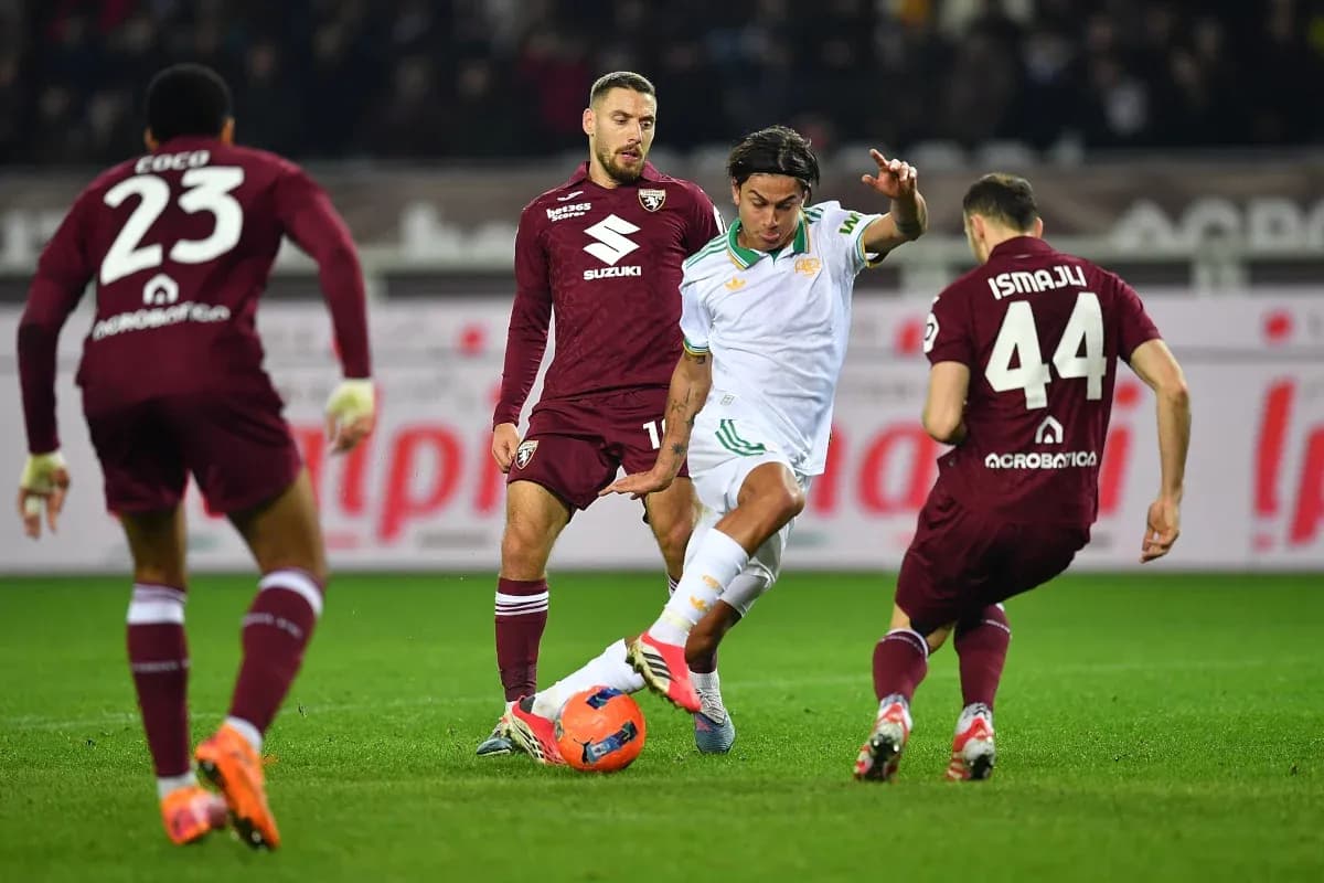 Jugadores de Torino y AS Roma en acción Jugadores de Torino y AS Roma en acción