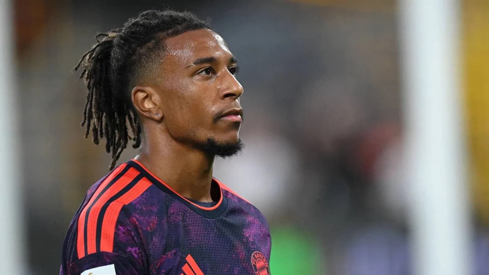 Jugador con camiseta de Bayern Múnich en el campo Jugador con camiseta de Bayern Múnich en el campo