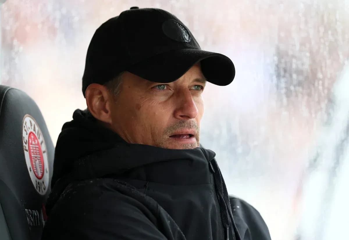 Entrenador observando desde el banquillo bajo la lluvia Entrenador observando desde el banquillo bajo la lluvia