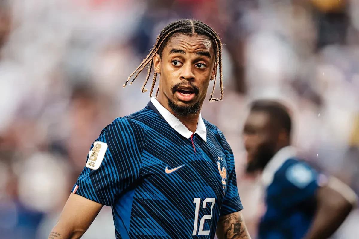 Jugador de Francia en el campo durante un partido Jugador de Francia en el campo durante un partido