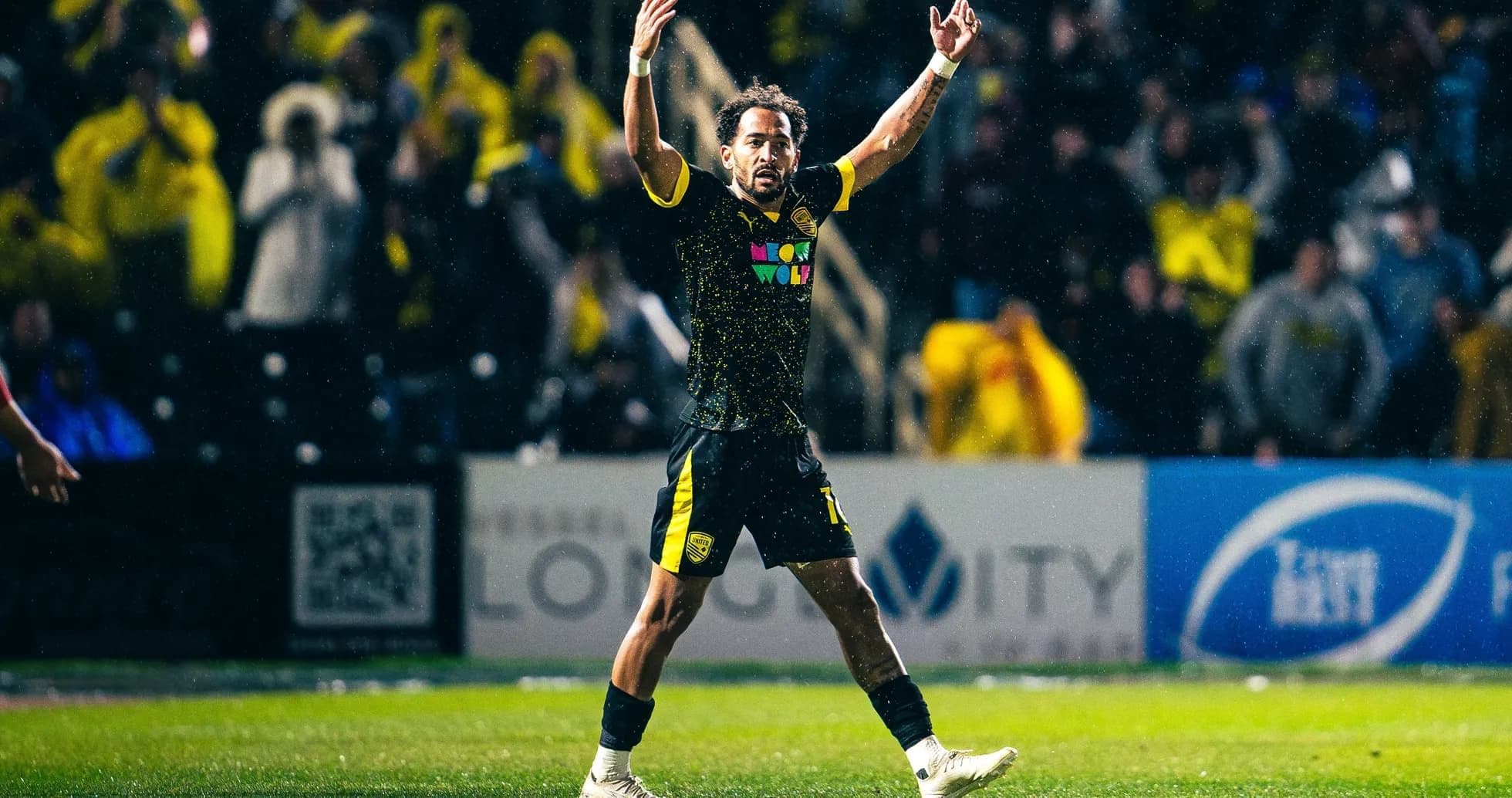 Jugador celebrando en partido de fútbol Jugador celebrando en partido de fútbol