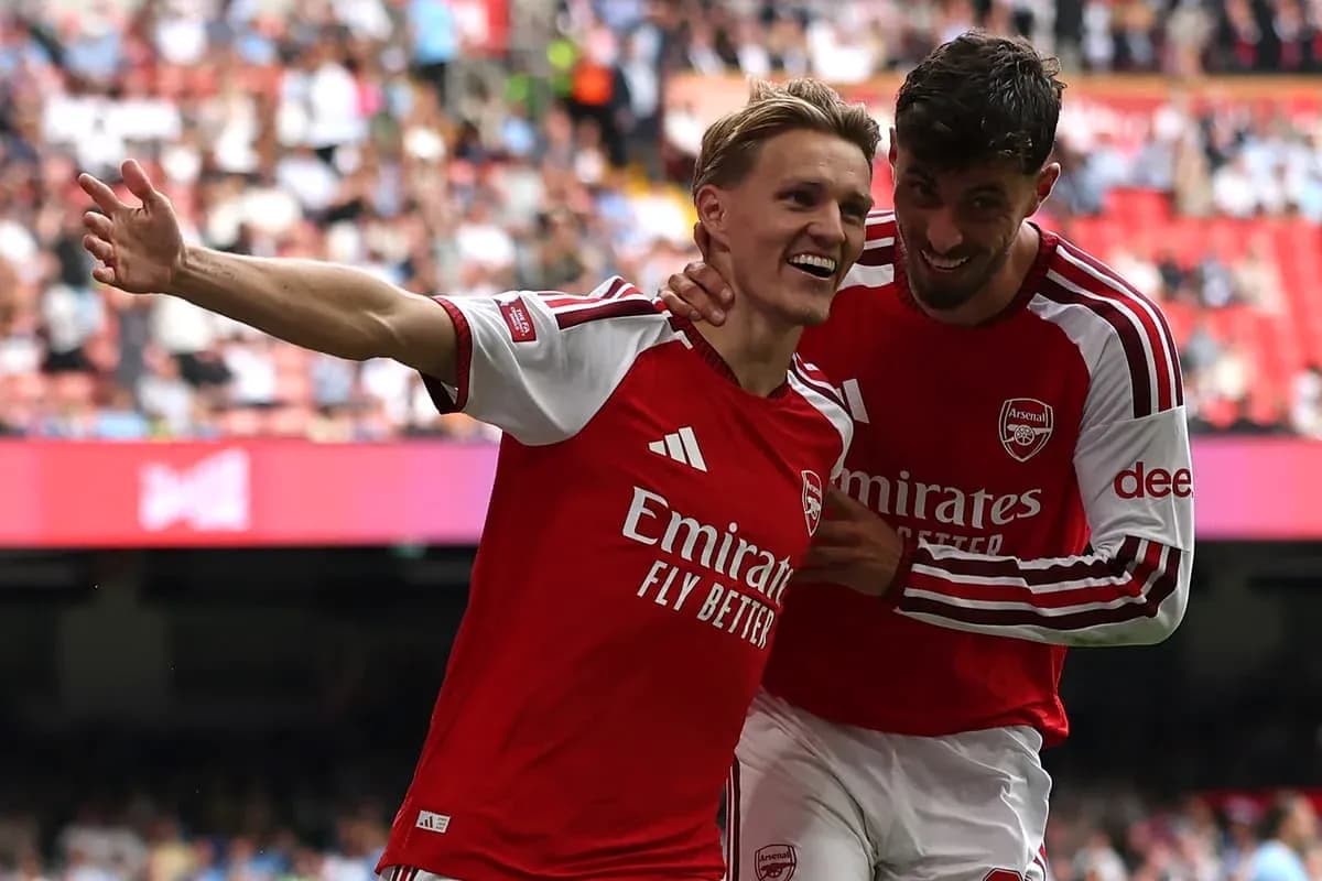 Jugadores del Arsenal celebrando un gol juntos Jugadores del Arsenal celebrando un gol juntos