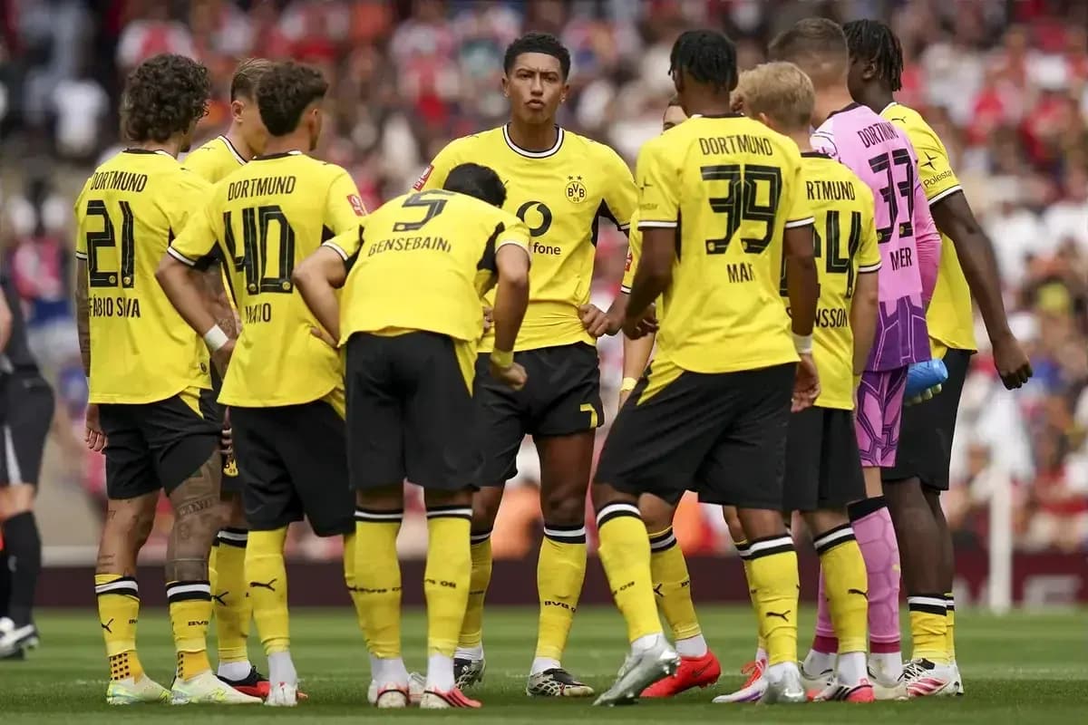 Jugadores de Borussia Dortmund en reunión durante partido Jugadores de Borussia Dortmund en reunión durante partido