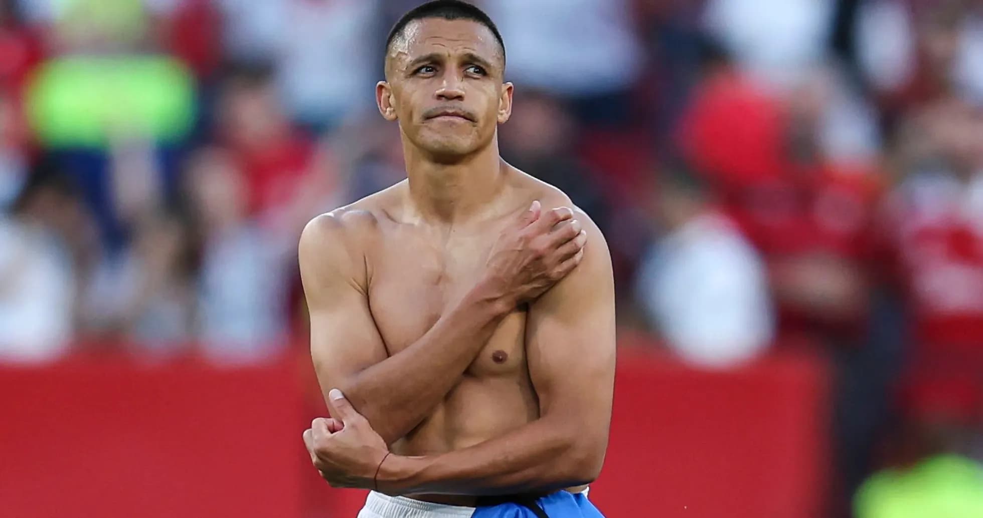 Jugador sosteniendo su hombro después del partido Jugador sosteniendo su hombro después del partido