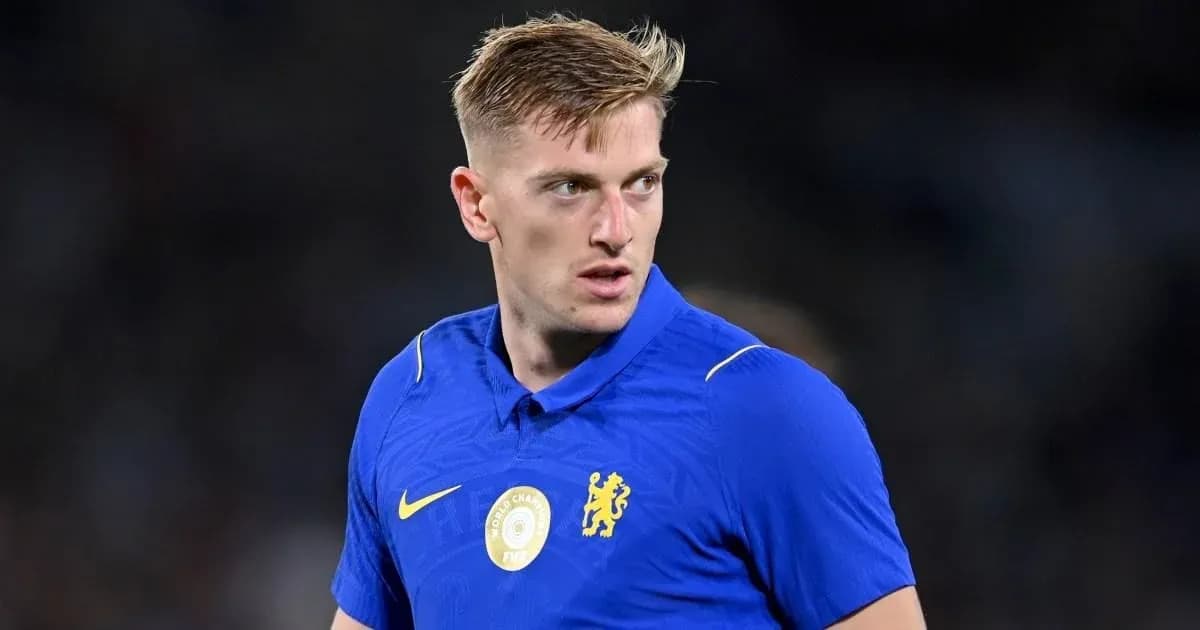 Jugador con camiseta azul de Chelsea en el campo Jugador con camiseta azul de Chelsea en el campo