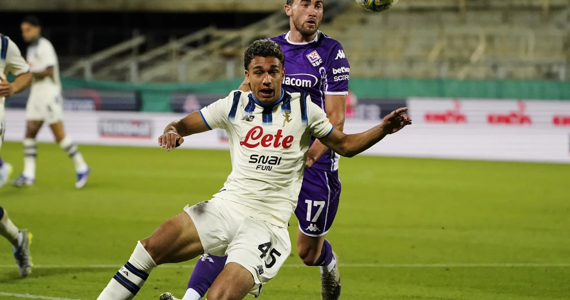 Jugador de Atalanta en acción contra Fiorentina Jugador de Atalanta en acción contra Fiorentina