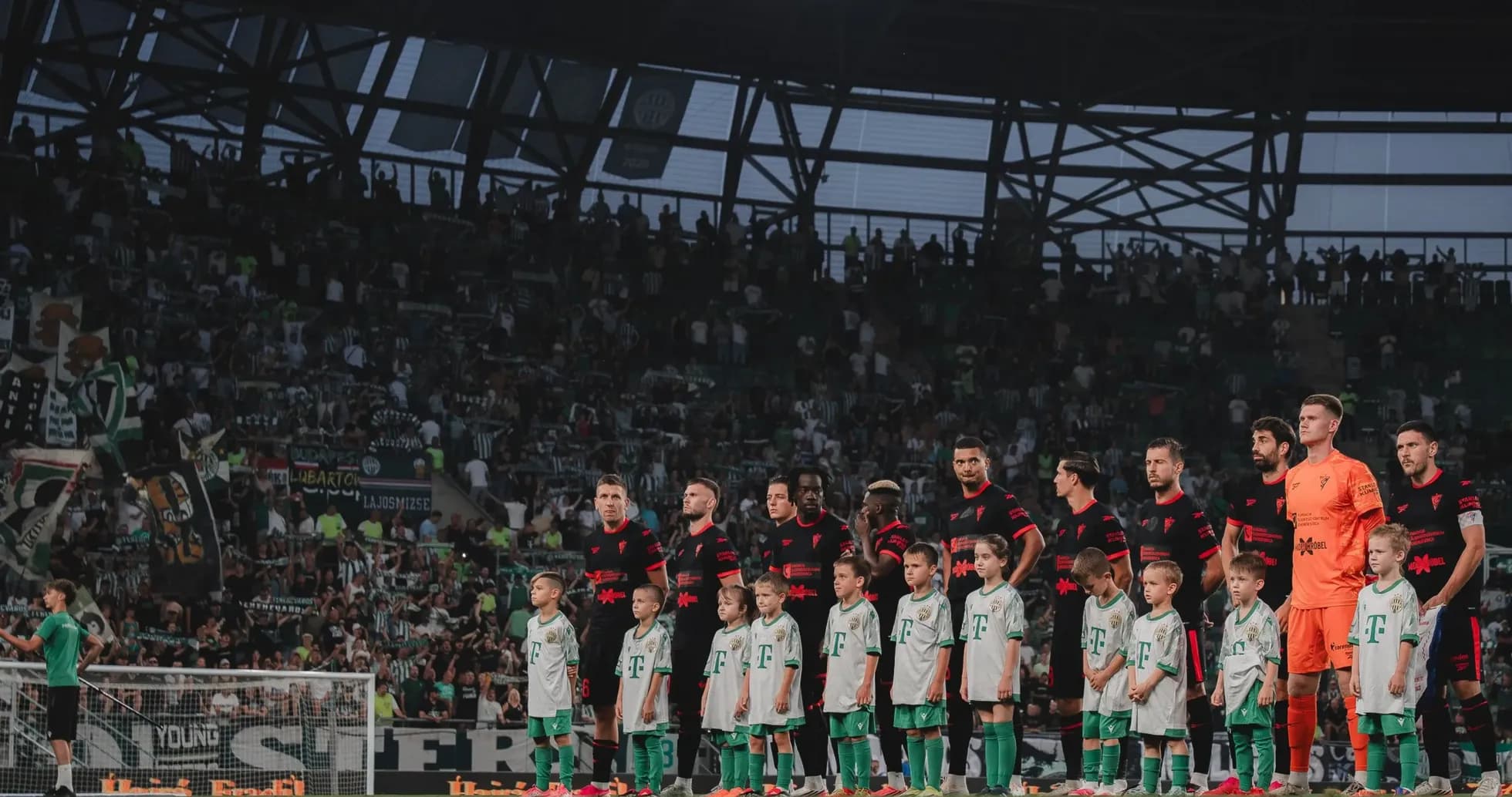 Jugadores de Ferencvarosi TC en el campo Jugadores de Ferencvarosi TC en el campo